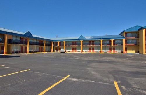 Donalsonville Cabin | Budget-Friendly Econo Lodge: Pet Friendly & Breakfast Included
