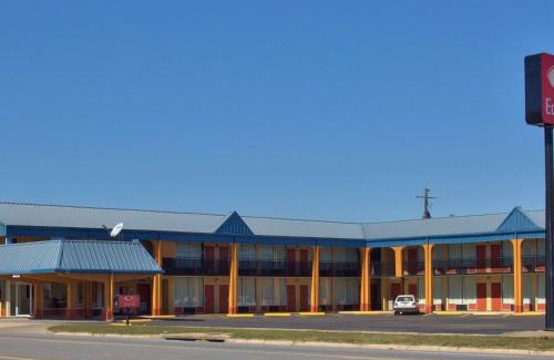 Donalsonville Cabin | Budget-Friendly Econo Lodge: Pet Friendly & Breakfast Included