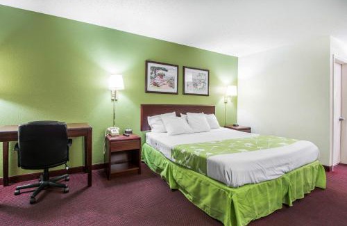 Dothan Cabin | Budget-Friendly Econo Lodge with Pool & Family Amenities