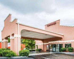 Dothan Cabin | Budget-Friendly Econo Lodge with Pool & Family Amenities