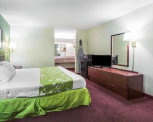 Dothan Cabin | Budget-Friendly Econo Lodge with Pool & Family Amenities