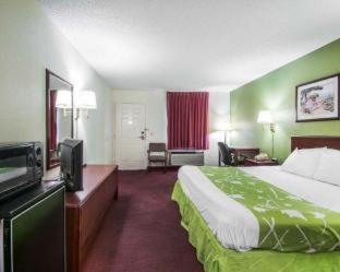 Dothan Cabin | Budget-Friendly Econo Lodge with Pool & Family Amenities