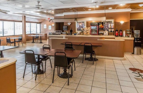 Douglas Cabin | Budget-Friendly Econo Lodge with Family and Pet Amenities