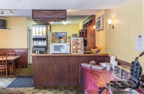 Downtown Ottawa Cabin | Budget-Friendly Econo Lodge Downtown with Restaurant & Breakfast