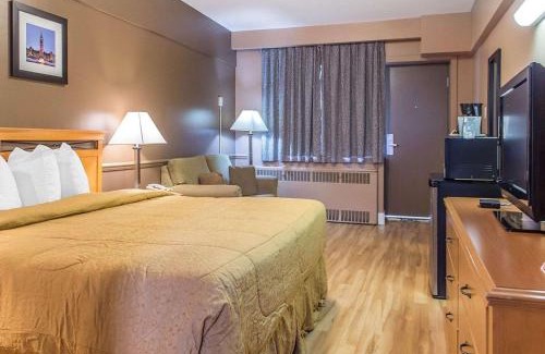 Downtown Ottawa Cabin | Budget-Friendly Econo Lodge Downtown with Restaurant & Breakfast