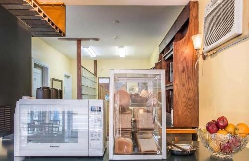 Downtown Ottawa Cabin | Budget-Friendly Econo Lodge Downtown with Restaurant & Breakfast