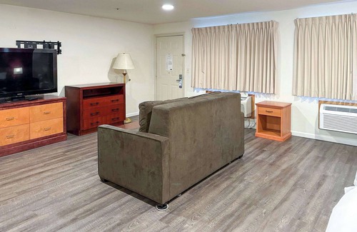 Edmonds Hotel | Convenient Econo Lodge Edmonds: Family-Friendly Amenities