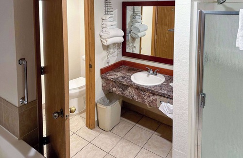 Edmonds Hotel | Convenient Econo Lodge Edmonds: Family-Friendly Amenities