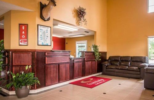 Eufaula Cabin | Budget-Friendly Stay at Econo Lodge with Family Amenities