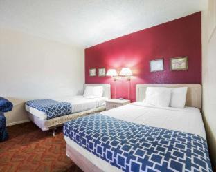 Fallon Cabin | Budget-Friendly Econo Lodge Near Fallon Naval Air Station