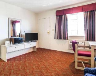 Fallon Cabin | Budget-Friendly Econo Lodge Near Fallon Naval Air Station