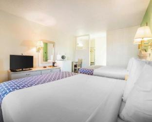 Fallon Cabin | Budget-Friendly Econo Lodge Near Fallon Naval Air Station