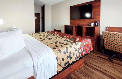 Fargo Cabin | Budget-Friendly Econo Lodge: Pet Friendly with Pools & Spa