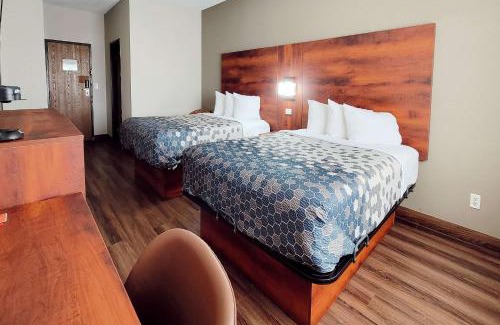 Fargo Cabin | Budget-Friendly Econo Lodge: Pet Friendly with Pools & Spa