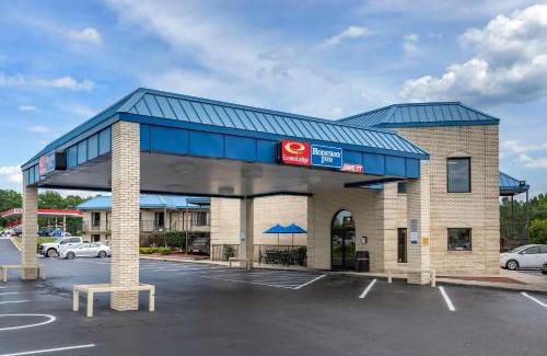 Cape Fear Cabin | Pet-Friendly Econo Lodge with Pool and Ocean View
