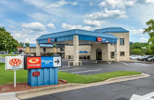Cape Fear Cabin | Pet-Friendly Econo Lodge with Pool and Ocean View