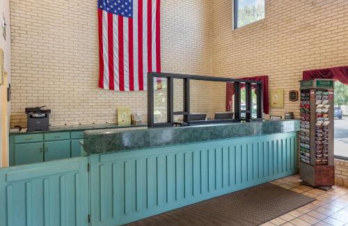 Cape Fear Cabin | Pet-Friendly Econo Lodge with Pool and Ocean View