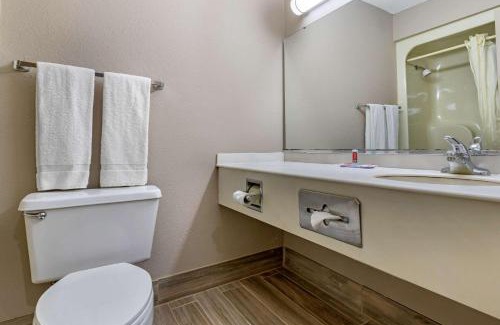 Florence Cabin | Pet-Friendly Econo Lodge with Pool and Breakfast Options