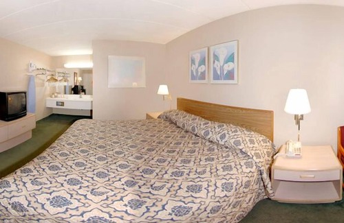 Franklin Hotel | Budget-Friendly Econo Lodge Franklin with Spa & Breakfast