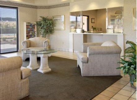 Franklin Cabin | Pet-Friendly Econo Lodge with Pool & Ocean View Awaits You