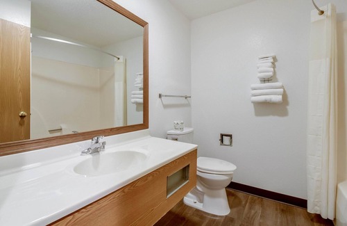 Franklin Hotel | Budget-Friendly Econo Lodge with Breakfast and Family Amenities
