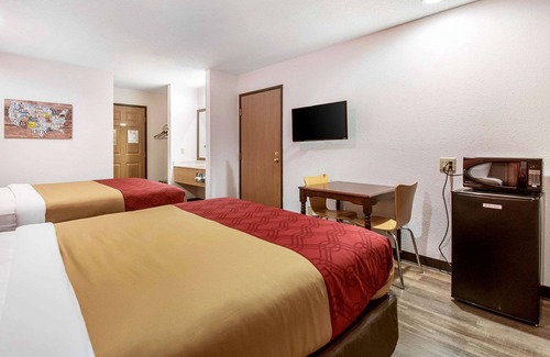 Franklin Hotel | Budget-Friendly Econo Lodge with Breakfast and Family Amenities