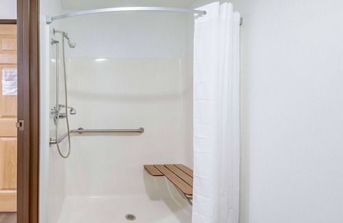 Franklin Hotel | Budget-Friendly Econo Lodge with Breakfast and Family Amenities