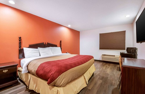 Franklin Hotel | Budget-Friendly Econo Lodge with Breakfast and Family Amenities