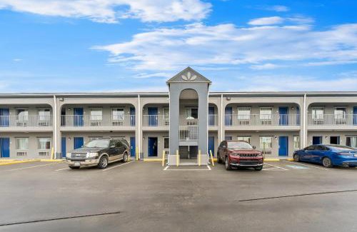 Fredericksburg Cabin | Convenient Econo Lodge Fredericksburg near I-95 with Hot Tub