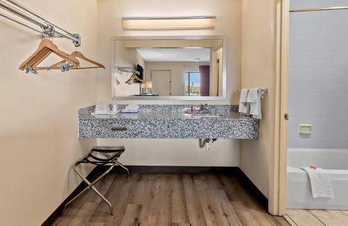 Fredericksburg Hotel | Budget-Friendly Econo Lodge Fredericksburg with Restaurant