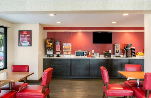 Frederick Hotel | Inviting Econo Lodge Frederick I-70 with Family-Friendly Amenities