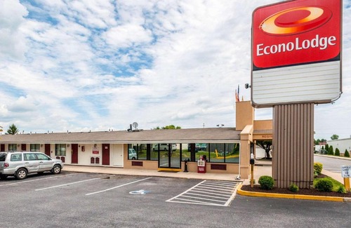 Frederick Cabin | Affordable Econo Lodge Frederick I-70 with Hot Tub & Breakfast