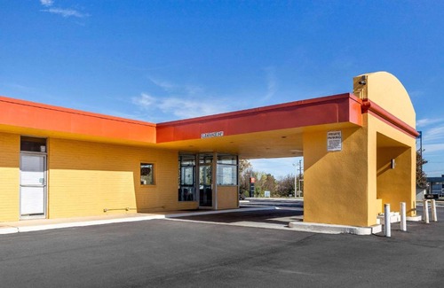Gaffney Cabin | Budget-Friendly Econo Lodge: Pet and Family Friendly Stays