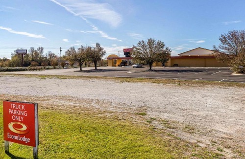 Gaffney Cabin | Budget-Friendly Econo Lodge: Pet and Family Friendly Stays