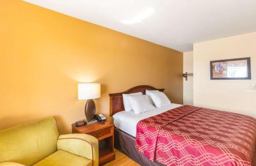 Gaffney Cabin | Budget-Friendly Econo Lodge: Pet and Family Friendly Stays
