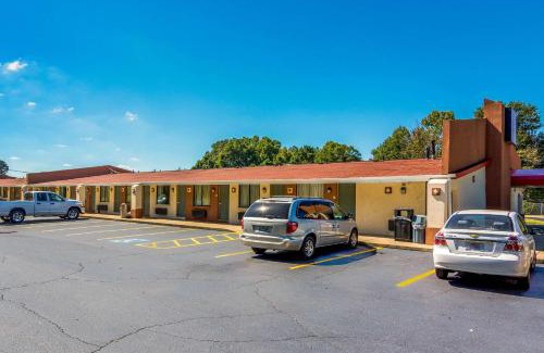 Gastonia Hotel | Comfortable Stay at Econo Lodge - Gastonia with Pool & Breakfast