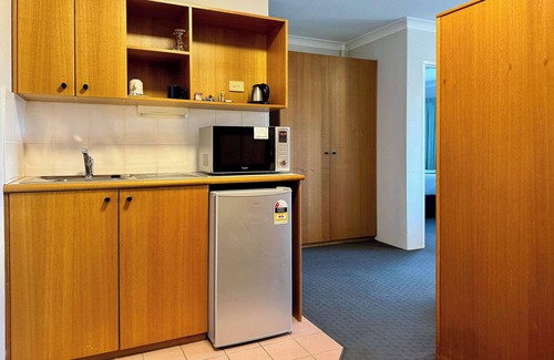 South Tamworth Hotel | Discover Econo Lodge Gateway Tamworth: Pool, Spa & Dining