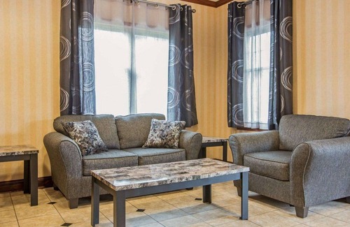 Queensbury Hotel | Comfortable Econo Lodge in Glens Falls with Pool & Dining