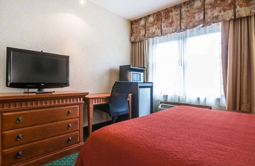 Queensbury Hotel | Comfortable Econo Lodge in Glens Falls with Pool & Dining