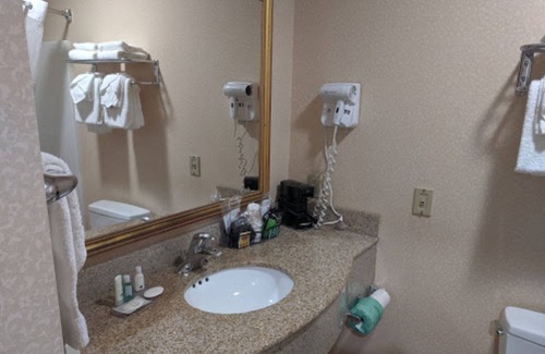 Queensbury Hotel | Comfortable Econo Lodge in Glens Falls with Pool & Dining