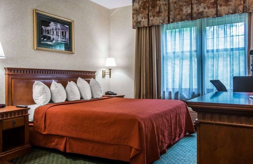 Queensbury Hotel | Comfortable Econo Lodge in Glens Falls with Pool & Dining