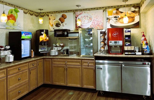 Grand Forks Hotel | Budget-Friendly Econo Lodge Grand Forks with Family Amenities