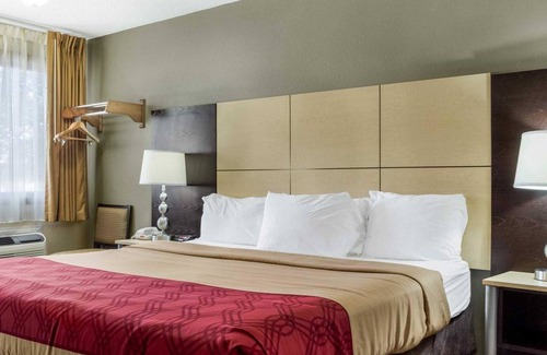 Grand Forks Hotel | Budget-Friendly Econo Lodge Grand Forks with Family Amenities
