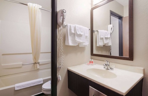Grand Forks Hotel | Budget-Friendly Econo Lodge Grand Forks with Family Amenities