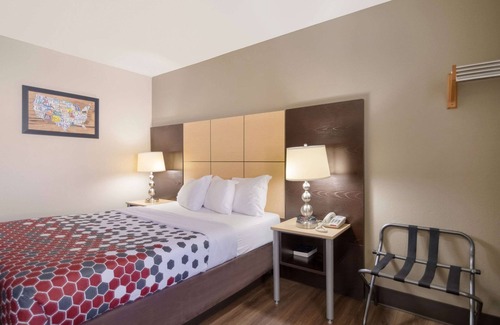 Grand Forks Hotel | Budget-Friendly Econo Lodge Grand Forks with Family Amenities
