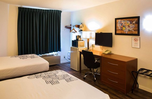 Harrisburg Hotel | Convenient Econo Lodge: Family-Friendly with Great Amenities