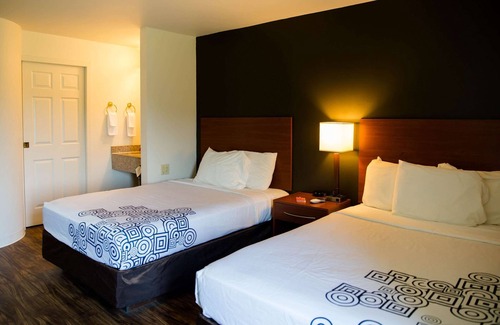 Harrisburg Hotel | Convenient Econo Lodge: Family-Friendly with Great Amenities