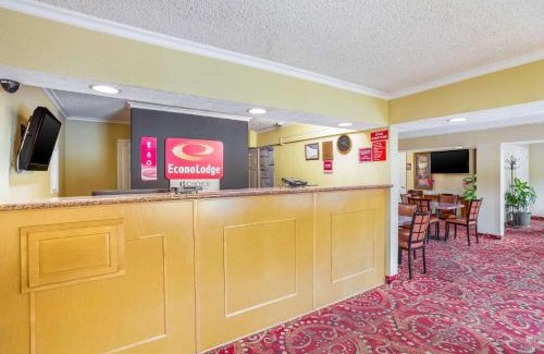 Huntington Cabin | Budget-Friendly Econo Lodge Huntington Near Barboursville