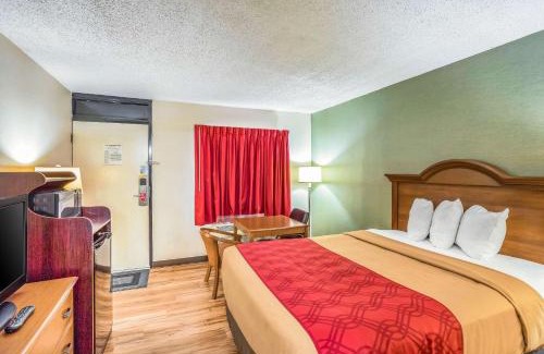 Huntington Cabin | Budget-Friendly Econo Lodge Huntington Near Barboursville