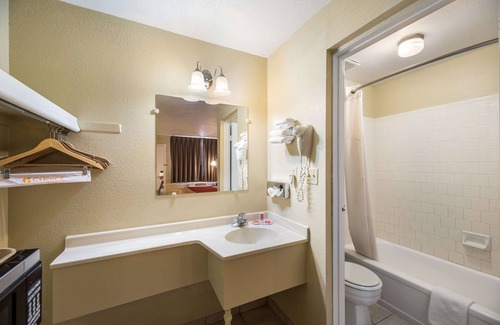 Holbrook Hotel | Pet-Friendly Econo Lodge I-40: Rated 8.2/10 for Comfort